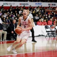 Sakuragaoka Gakuen\'s Keisei Tominaga penetrates against Teikyo Nagaoka in their third-place game at the Winter Cup last month. | KAZ NAGATSUKA
