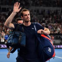 Two-time Wimbledon champion Andy Murray waves to supporters at the Australian Open on Jan. 14. | AFP-JIJI