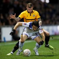 Leicester\'s Shinji Okazaki (front) fights with with Newport County\'s Scott Bennett for the ball on Jan. 6 in Rodney Parade, England. The Samurai Blue veteran has expressed his willingness to change clubs in the current transfer window if it improves his chances of participating in the next World Cup. | REUTERS