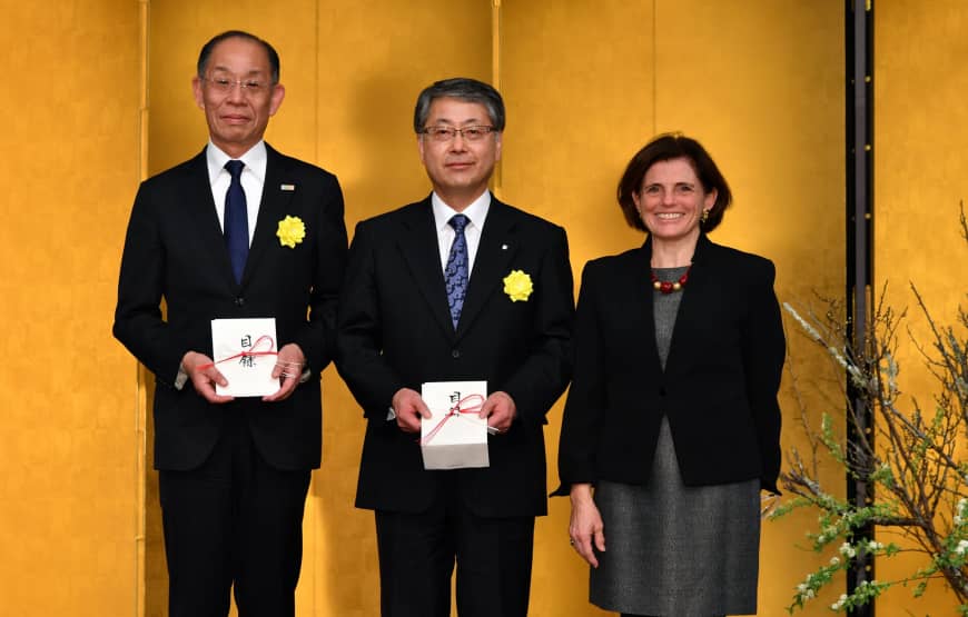 Masahiko Tanabe, vice-governor of Hiroshima Prefecture (left), and Keiji Abe, vice-governor of Hokkaido (center), receive a donation from Matelda Starace, chairperson of the Ikebana International Fair 2018 for victims of the torrential rains and floods in western Japan and the Hokkaido earthquake disaster at the Ikebana International 2019 New Year Luncheon at the Palace Hotel Tokyo on Jan. 16.