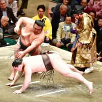 Takakeisho hands yokozuna Hakuho his third straight loss at the New Year Grand Sumo Tournament in Tokyo on Friday. Sekiwake Tamawashi took the lead with two days remaining.  | NIKKAN SPORTS