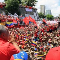 The head of Venezuela\'s Constituent Assembly, Diosdado Cabello (left), speas to government supporters and members of Venezuela\'s Bolivarian militia during a demostration in Caracas Wednesday. | JHONN ZERPA / VENEZUELAN PRESIDENCY / VIA AFP-JIJI