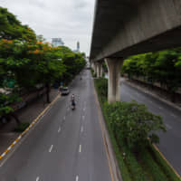 Nikhom Makkasan Road, which runs along Bangkok\'s last large green space, also has one of the city\'s most jammed intersections. | DIEGO DELSO, VIA WIKIMEDIA COMMONS / CC BY-SA 3.0