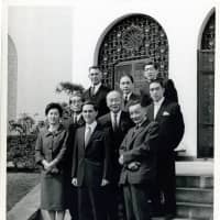 Donald Keene (front center), upon receiving the Kikuchi Kan Prize in 1962, poses for a photo with Haru Reischauer (front left), wife of U.S. Ambassador to Japan Edwin Reischauer (third row, left), author Yukio Mishima (second row, right) and others in front of the U.S. Ambassador\'s Residence in Tokyo. | COURTESY OF DONALD KEENE