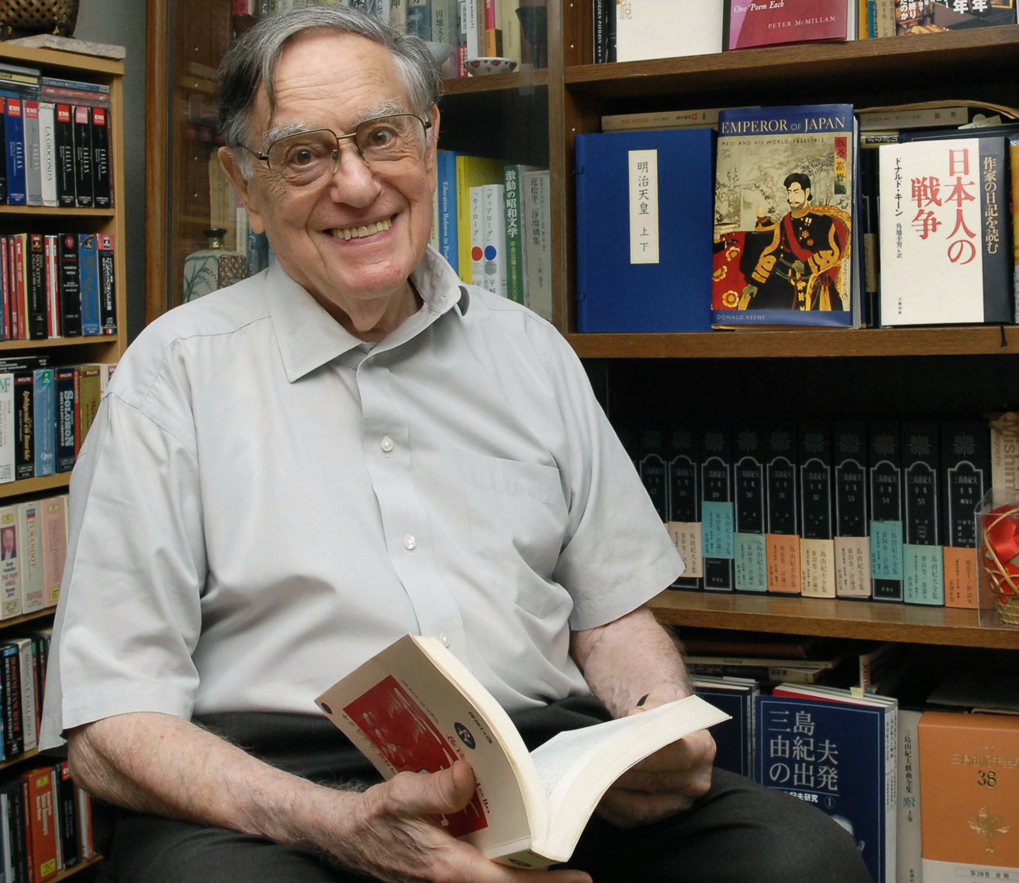 Donald Keene, the renowned scholar of Japanese literature, consults a book at his home in Kita Ward, Tokyo, in 2009. | YOSHIAKI MIURA