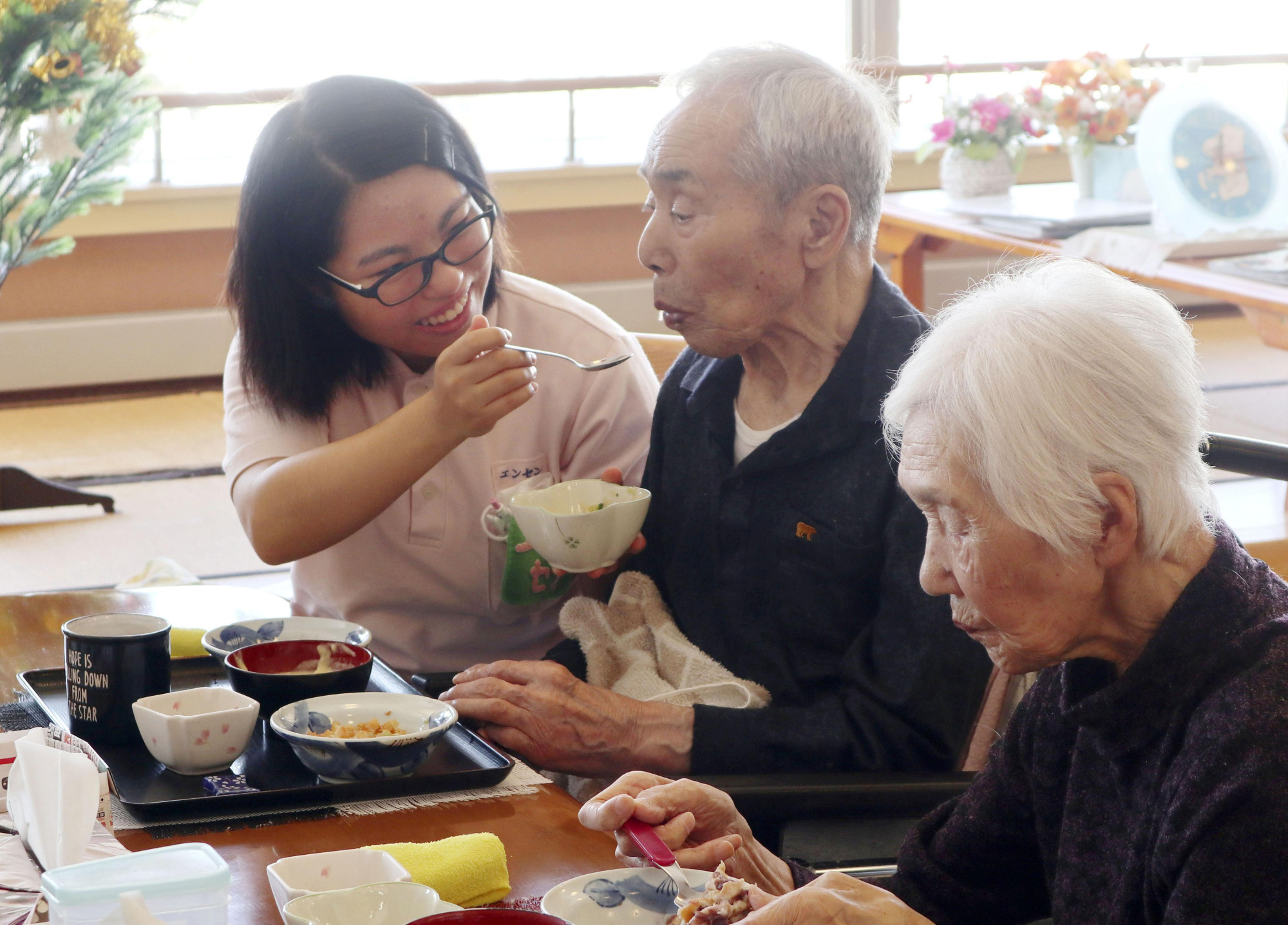 Chen Wan-xuan (left) pictured in December 2018 at a nursing home in Asahikawa. | KYODO