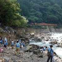 Local efforts to clean up the Hozu River in Kameoka, Kyoto Prefecture, started in the 1990s and continue today. | COURTESY OF PROJECT HOZUGAWA