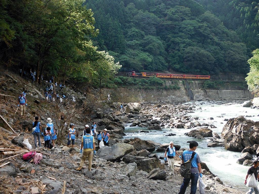 Local efforts to clean up the Hozu River in Kameoka, Kyoto Prefecture, started in the 1990s and continue today. | COURTESY OF PROJECT HOZUGAWA
