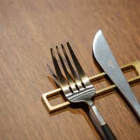 Alloy\'s brass cutlery rest at Nohga Hotel in Ueno, Tokyo | TOMOOKI KENGAKU