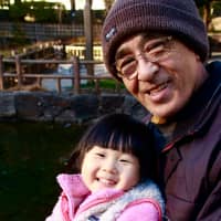 Bonding with the local wildlife: Kikutaro Toku, 73, and his granddaughter Die Kashima, 3, feed the ducks in Togoshi Park. | KIT NAGAMURA