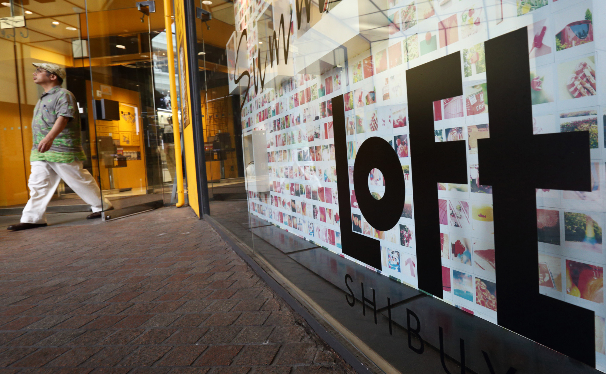Say it with chocolate: Loft Co. has suspended an advertising campaign for Valentine's Day after facing criticism over the way it portrayed women.   Bloomberg | BLOOMBERG