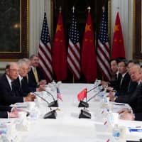 U.S. Trade Representative Robert Lighthizer (left) and Chinese Vice Premier Liu He (right) hold trade talks in Washington on Feb. 21. | AFP-JIJI