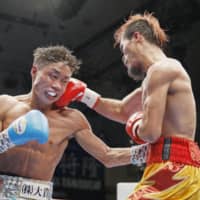 Masataka Taniguchi (left) fights Vic Saludar in their WBO minimumweight title bout at Tokyo\'s Korakuen Hall on Tuesday. Saludar won the fight by unanimous decision. | KYODO