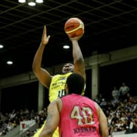 Sunrockers big man Markhuri Sanders-Frison (back) had six points and seven rebounds in his first game of the season on Sunday. | B. LEAGUE