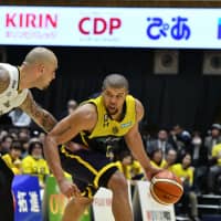 Tochigi\'s Jeff Gibbs dribbles the ball as Shibuya\'s Robert Sacre defends during Saturday\'s game. | B. LEAGUE