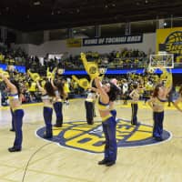 Tochigi cheerleaders perform on Saturday at Brex Arena Utsunomiya. | B. LEAGUE