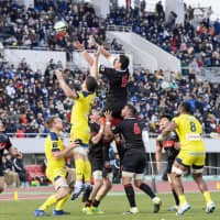 A Japan Top League squad (in black) squares off against French Top 14 side Clermont Auvergne in a charity match on Saturday at Gifu Memorial Center Nagaragawa Stadium . Clermont won 50-29. | KYODO