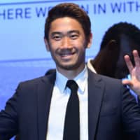 New Besiktas signing Shinji Kagawa makes the \"eagle claw\" sign during a Tuesday news conference at Vodafone Park in Istanbul. | AFP-JIJI