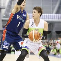 Levanga Hokkaido veteran shooting guard Takehiko Orimo, seen playing against the B. Corsairs in Yokohama in a file photo from the 2017-18 B. League season, has never been shy about giving his thoughts on the state of basketball in Japan. | KAZ NAGATSUKA