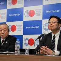 Akira Shimazu (left), the CEO of the 2019 Rugby World Cup organizing committee, and Yoshihiko Sakuraba, the tournament ambassador and a former three-time World Cup player, address the media in a briefing at the Foreign Press Center Japan on Thursday. | KAZ NAGATSUKA