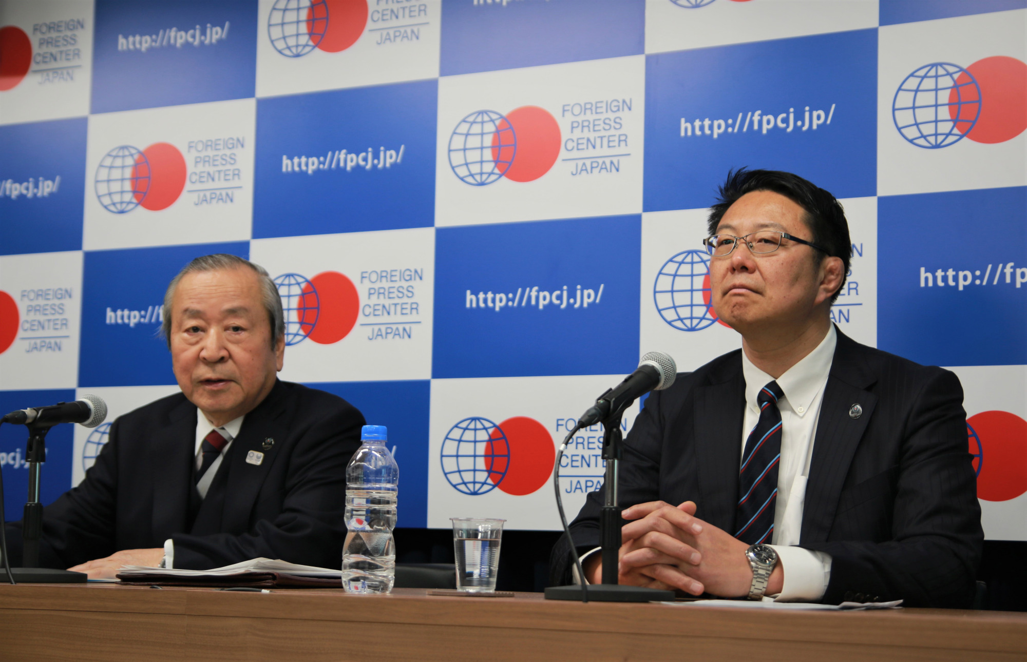 Akira Shimazu (left), the CEO of the 2019 Rugby World Cup organizing committee, and Yoshihiko Sakuraba, the tournament ambassador and a former three-time World Cup player, address the media in a briefing at the Foreign Press Center Japan on Thursday. | KAZ NAGATSUKA