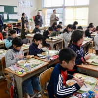 Fifth-grade students of Konan Elementary School in Fukuroi, Shizuoka Prefecture, have their school meals in mid-February. | KAZ NAGATSUKA