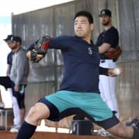 Mariners pitcher Yusei Kikuchi tosses the ball on Tuesday at the team\'s spring training complex in Peoria, Arizona. | KYODO