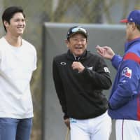 Angels two-way player Shohei Ohtani (jeft) jokes with his former manager Hideki Kuriyama (center) and others during a visit to the Fighters\' training camp in Scottsdale, Arizona, on Saturday. | KYODO
