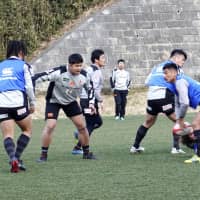 Sunwolves and Verblitz lock Kazuki Himeno (second from left) participates in the Brave Blossoms training camp on Feb. 26 in Machida. | KYODO