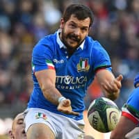 Guglielmo Palazzani passes the ball during Italy\'s match against Scotland on Saturday in Edinburgh. The Italians will open their World Cup campaign in Osaka on Sept. 22. | AFP-JIJI