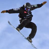 Snowboarder Yuto Totsuka competes in the FIS Freestyle Ski and Snowboarding World Championships on Friday in Park City, Utah. The 17-year-old earned the silver medal in the men\'s halfpipe competition. | KYODO