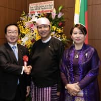 Myanmar\'s ambassador, Thurain Thant Zin (center), and his wife, Khin Soe Naung (right), welcome Minister for Reconstruction Hiromichi Watanabe during a reception to celebrate the anniversary of Myanmar\'s 71st independence day at the embassy on Jan. 24. | YOSHIAKI MIURA