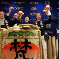 Peter Langan (far left), president of The Foreign Correspondents\' Club of Japan (FCCJ), leads a toast at a kagamiwari (breaking open a sake barrel) ceremony with (from left) FCCJ General Manager Marcus Fishenden; Upper House lawmaker Mitsuko Ishii; journalist Bobbie van der List; and FCCJ Director Daniel Sloan at the FCCJ\'s \"Hacks &amp; Flacks\'\' new year party at the Marunouchi Nijubashi Building on Jan. 25.   | HIROKO INOUE