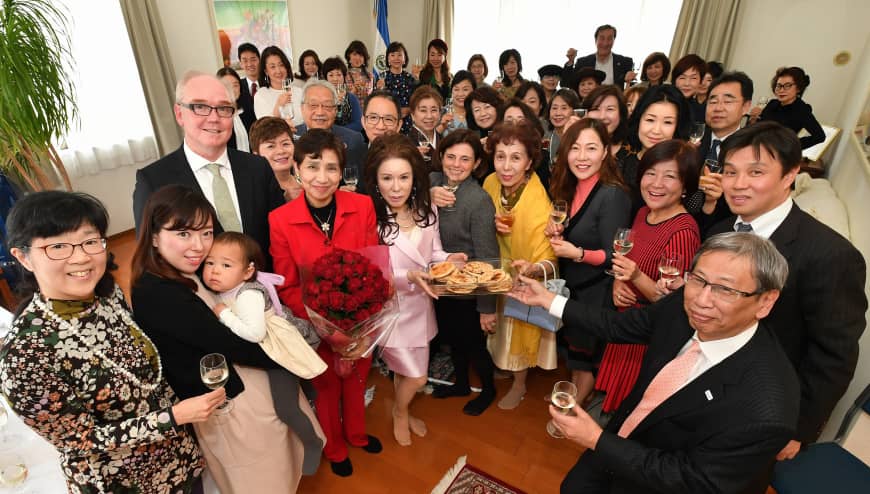 El Salvadoran Ambassador Martha Lidia Zelayandia Cisneros (front row, fourth from left) poses with The National Council of YMCAs of Japan National General Secretary Seiichi Kanzaki (front row, right) and other participants at the ambassador