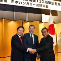 At the opening ceremony for a series of events celebrating the 150th anniversary of diplomatic relations between Japan and Hungary, Hungarian Ambassador Norbert Palanovics (center) poses with Seishiro Eto (left), chairman of the Japan-Hungary Parliamentary Friendship League, and Yohei Kono, chairman of the Japan-Hungary Friendship Association. | YOSHIAKI MIURA