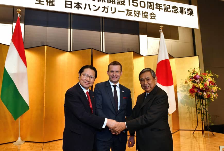 At the opening ceremony for a series of events celebrating the 150th anniversary of diplomatic relations between Japan and Hungary, Hungarian Ambassador Norbert Palanovics (center) poses with Seishiro Eto (left), chairman of the Japan-Hungary Parliamentary Friendship League, and Yohei Kono, chairman of the Japan-Hungary Friendship Association.