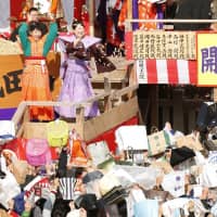 Sakura Ando (left), who stars in NHK\'s morning drama \"Manpuku,\" participates in a bean-throwing event to celebrate setsubun, the beginning of spring, at Osaka\'s Naritasan Fudoson temple on Sunday. The beans are thrown to ward off evil and bring good luck. | KYODO