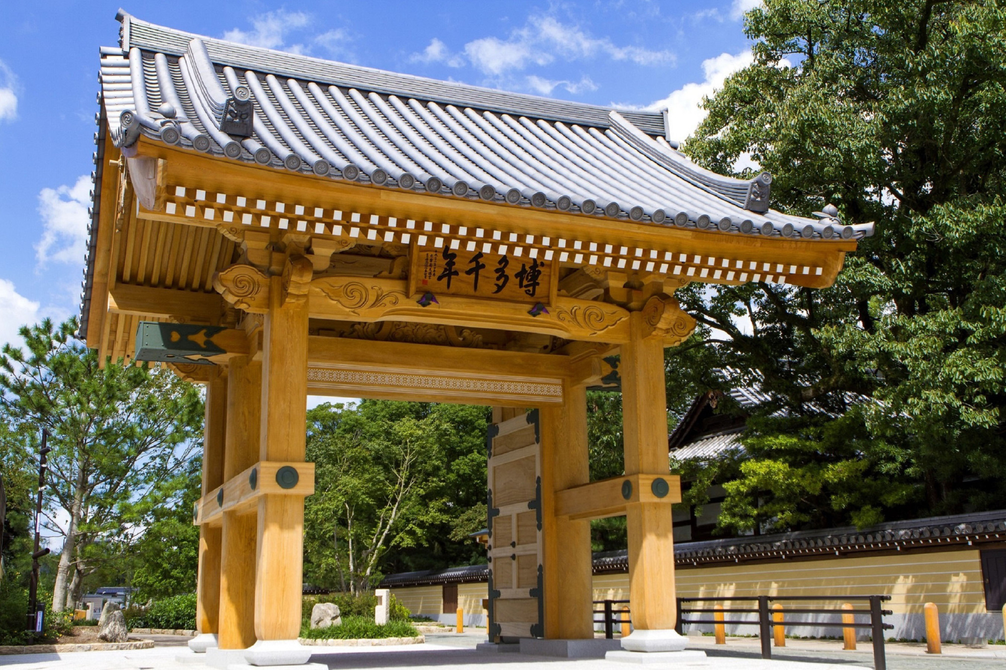 The Hakata Sennen-no Mon gate at the entrance of the Hakata Old Town area. | CITY OF FUKUOKA