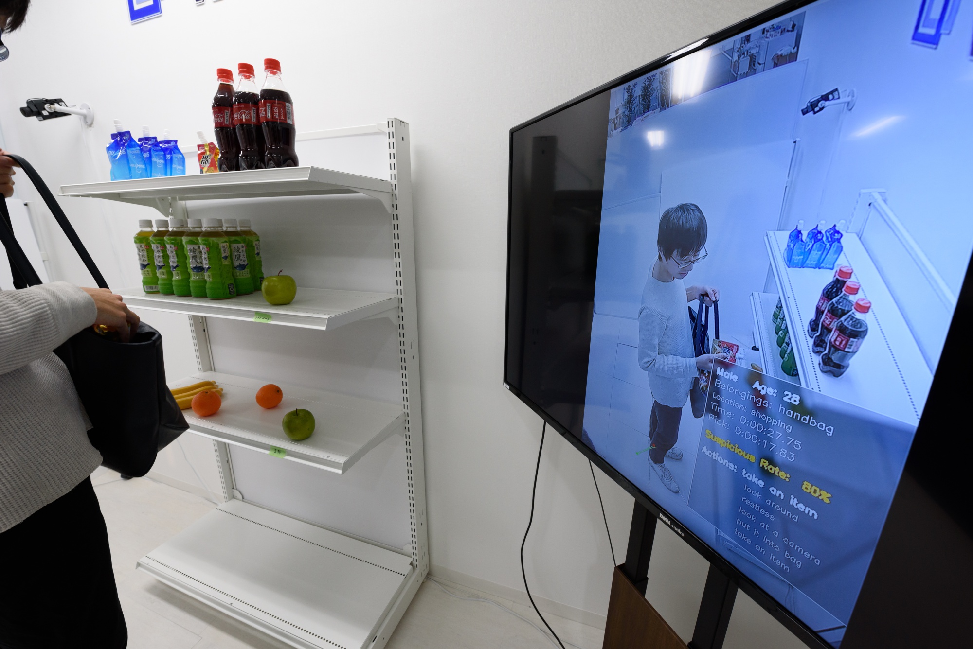 Tokyo-based startup Vaak demonstrates a crime prevention system that uses artificial intelligence to catch shoplifters. | BLOOMBERG