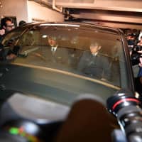 A car carrying former Nissan Chairman Carlos Ghosn (unseen) leaves his lawyers\' office Wednesday after he was released from the Tokyo Detention House on bail earlier in the day. | AFP-JIJI