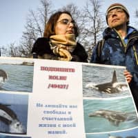 Dmitry Lisitsyn, head of Sakhalin Environmental Watch, Greenpeace activists and supporters rally in Moscow on Feb. 16, demanding the release of orcas and white whales held at a holding facility in the town of Nakhodka. | AFP-JIJI