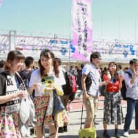 Fans wait for the start of AKB48\'s annual popularity contest in Fukuoka in June 2015. The idol group\'s management agency said Wednesday the contest will not be held this year. | KYODO