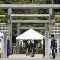 Emperor Akihito (center left) leaves what is said to be the tomb of Emperor Jimmu, Japan\'s first emperor in ancient times, on Tuesday at Kashihara, Nara Prefecture. | KYODO