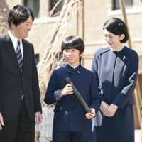 Prince Hisahito poses for a photo with his parents, Prince Akishino and Princess Kiko, on Friday after graduating from an elementary school affiliated with Ochanomizu University in Tokyo\'s Bunkyo Ward. | POOL / VIA KYODO