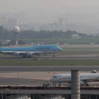 A labor union representing Korean Air Lines Co. workers is urging a senior Japanese bureaucrat accused of assaulting an airport worker at Gimpo International Airport in Seoul to directly apologize and offer compensation. The worker in question is a member of the union. | BLOOMBERG