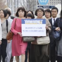A defense team for some of the women whose entrance exam scores were manipulated by Tokyo Medical University heads to the Tokyo District Court on Friday. | KYODO