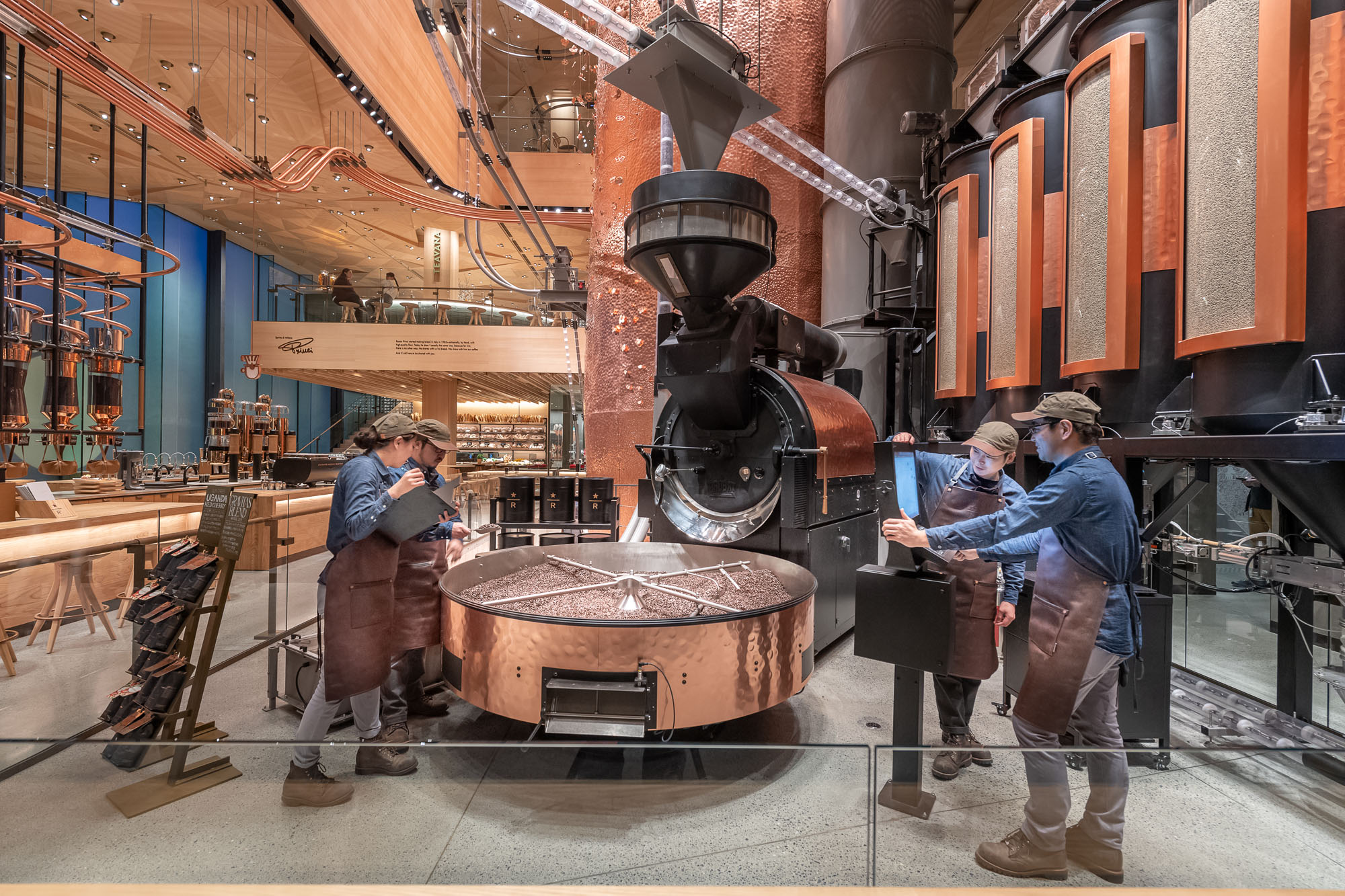 Supplying Starbucks stores across Japan: The Reserve Roastery Tokyo can roast up to 1,800 kilograms of coffee a day between its two roasters.