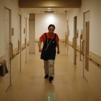 A 72-year-old caregiver works a nursing home in Tokyo. As the population grays and shrinks, increasing the participation of elderly people in Japan\'s labor market is indispensable to achieving sustainable economic growth. | BLOOMBERG
