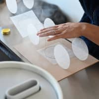 Baku Sakashita hand-crafts all his creations by himself, using extra-fine tengujo washi (Japanese paper) and thin wire. | BAKU SAKASHITA/STUDIO BAKU