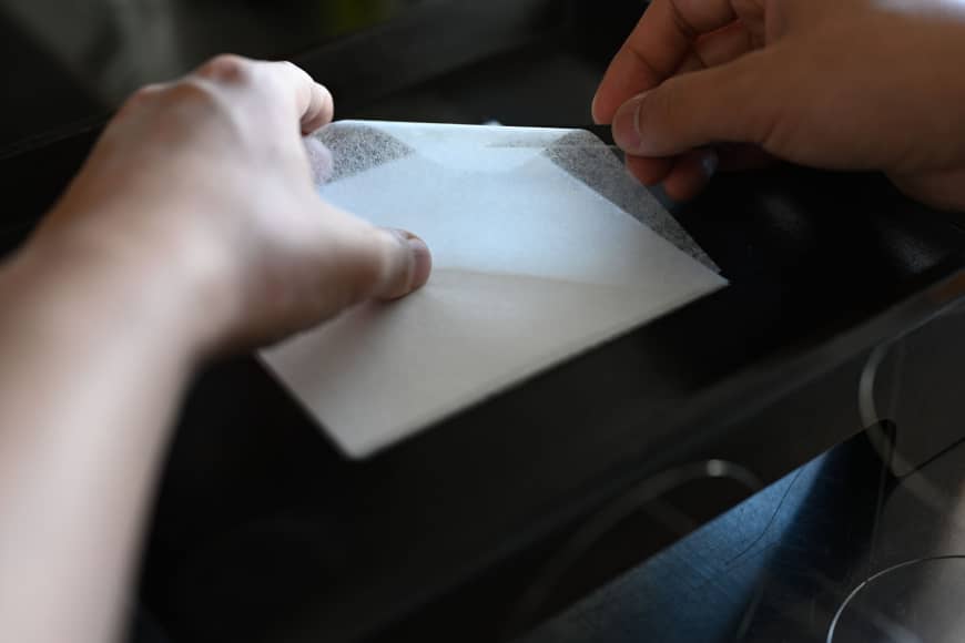 Baku Sakashita uses tengujo washi (Japanese paper), believed to be the thinnest in the world at 0.03 millimeters.